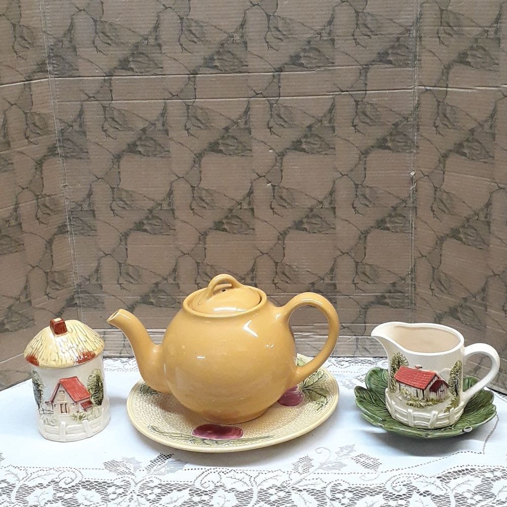 5pc.1940's Lipton mustard yellow teapot, tray, sugar,‎ creamer, tray set